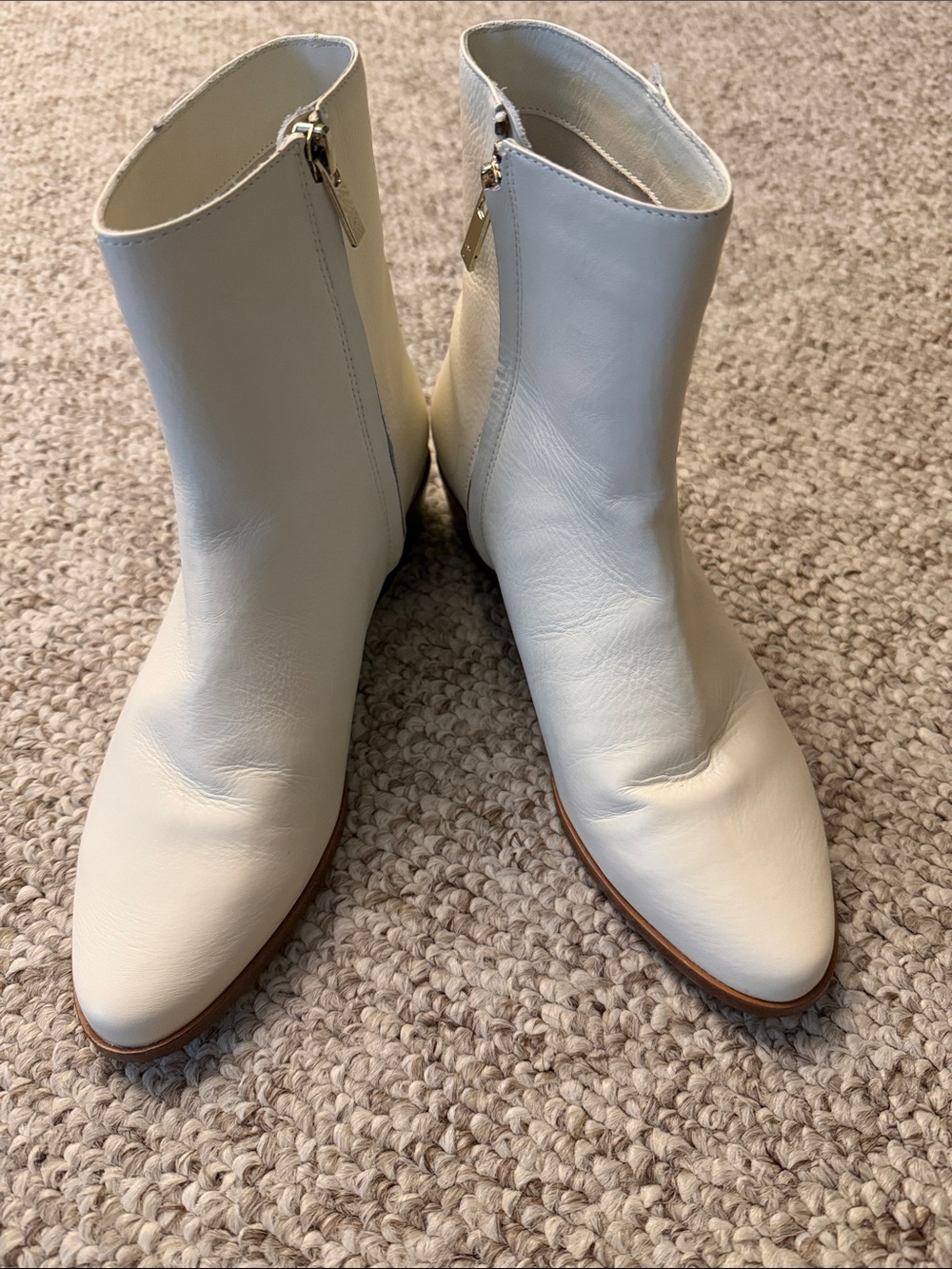 Joie Women's White Leather Ankle Boots 
New without tag 
Size 37
